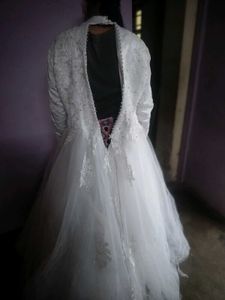 White wedding gown ( bust size adjustable)