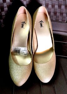 It's A Brand Call Fioni. Brought It In A Mall For 1599. Brought In Forum Mall Hyderabad. Brand New Heels.. Perfect Look For Party ..Gold Shiny Heels ... Heels Size 23.5 Cms Or 6 Size