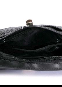 Chic Black Crocodile-Embossed Crossbody Bag