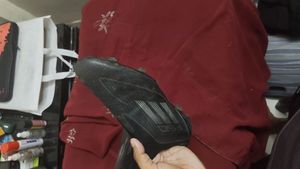 Adidas f50 black laceless football studs