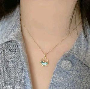 Elegant Pendant Necklace golden