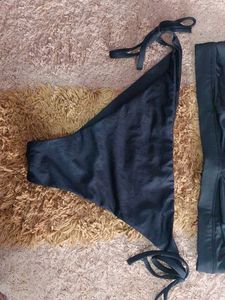 Black seamless bikini set.