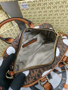 MICHAEL KORS**THOMPSON EXTRA-SMALL CONVERTIBLE CRO