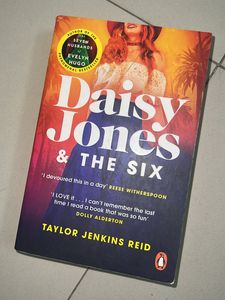Daisy Jones And The Six Taylor Jenkins Reid