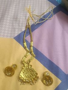 Beautiful Gold Tone Necklace Set