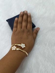 Elegant Floral Bangle Bracelet