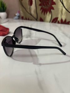 Stylish Black Cat-Eye Sunglasses