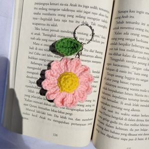Handmade Crochet Daisy Keychain