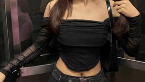 Savana black Chic Off-Shoulder Mesh Top size -XS