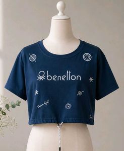 🎀200rs SALE🎀Benetton Cropped Graphic Tee