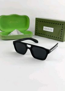 Gucci Black Sunglasses og Box