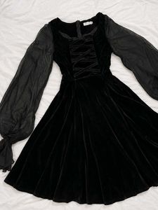 The Evelyne Noire Dress