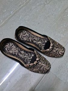 Embroidered Juttis - Black &amp; Gold