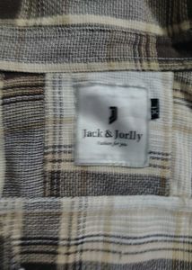 shirt branded no dirt new condtion