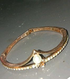 Elegant Pearl & Crystal Bracelet