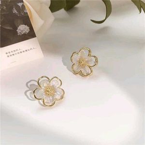 Elegant Flower Stud Earrings