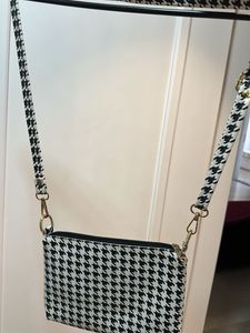 Chic Houndstooth Crossbody Bag