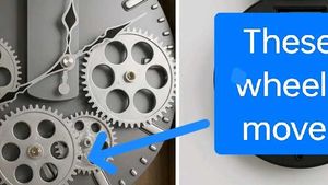 Unique Gear Design Wall Clock