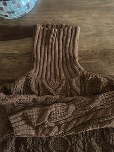 Winter ❄️ Beautiful Brown Cable Knit Turtleneck