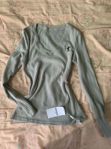 Savanas Ribbed V-Neck Long Sleeve Top.