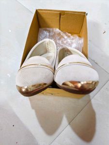 Elegant Cream Flat Shoes