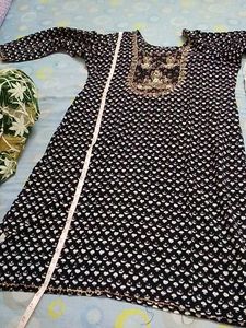 Elegant Black &amp; White Embroidered Kurti Set of 2