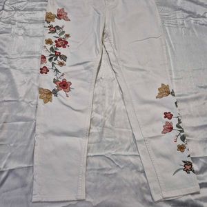 White Floral Embroidery Jeans /Pinterest
