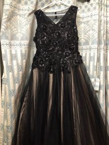 Elegant Black Floral Applique Tulle Gown