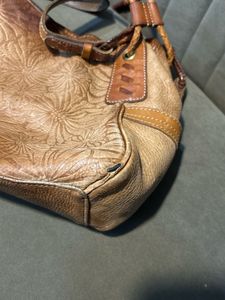 FOSSILS Stylish Embossed Leather Shoulder Bag