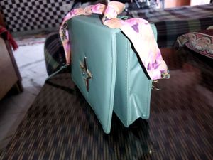 Classic Retro Sling Bag 💚✨