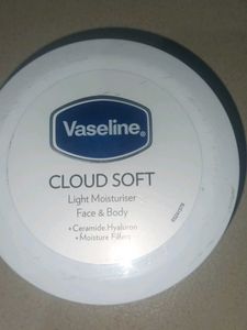 Vaseline Cloud Soft Light Moisturiser