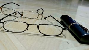 2 AKSHAJ™ Portable Reading Glass
