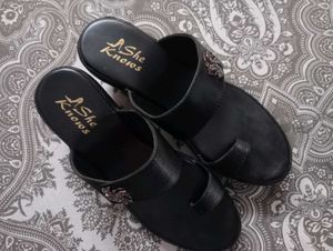 Stylish Black Flat Sandals