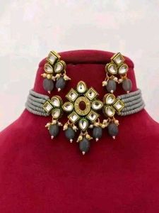 Necklace choker with pretty earings chiq set