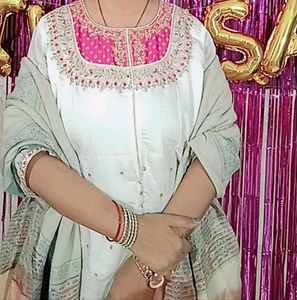 Elegant White Kurta Set with Pink Embellishments