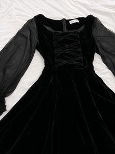 The Evelyne Noire Dress