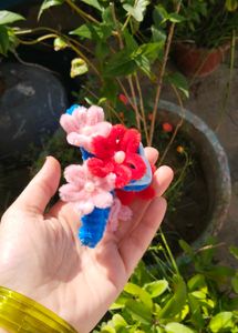 Handmade pipe cleaner clutcher