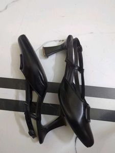 Black "V for Valentino" kitten Heels 👠🖤