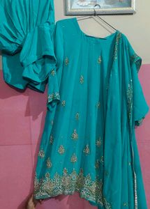 Exquisite Teal Saree with Intricate Gold Embellish