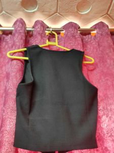 Black Sleeveless Buttoned crop top