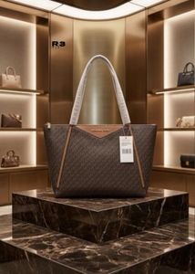 MICHAEL KORS LARGE TOTE BAG