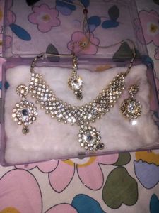 Exquisite Kundan Necklace Set with Earrings