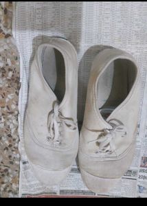 4 pairs of women's shoes