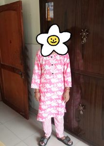 Pink Floral Kurta Set pant have only one pocket