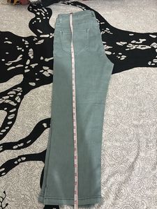 Stylish Women's Cropped Jeans