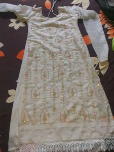 Elegant White Kurta with Intricate Embellishments
