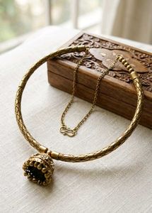 Exquisite Gold Toned Choker Necklace