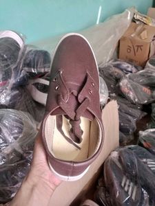NEW NO USED CASUAL SNEAKERS SHOES FOR MEN.