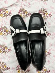 Chic Black Loafers with Bow Detail
