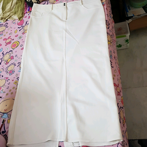 Off-white skirt with a slit behind